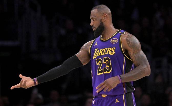 PG电子官网-火箭队获胜在望，詹姆斯个人表现亮眼