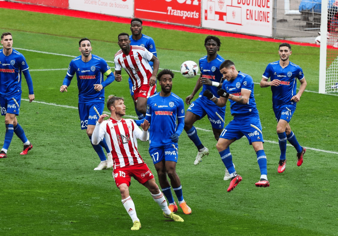 PG电子游戏-球队战术演练：如何应对对手遏制？