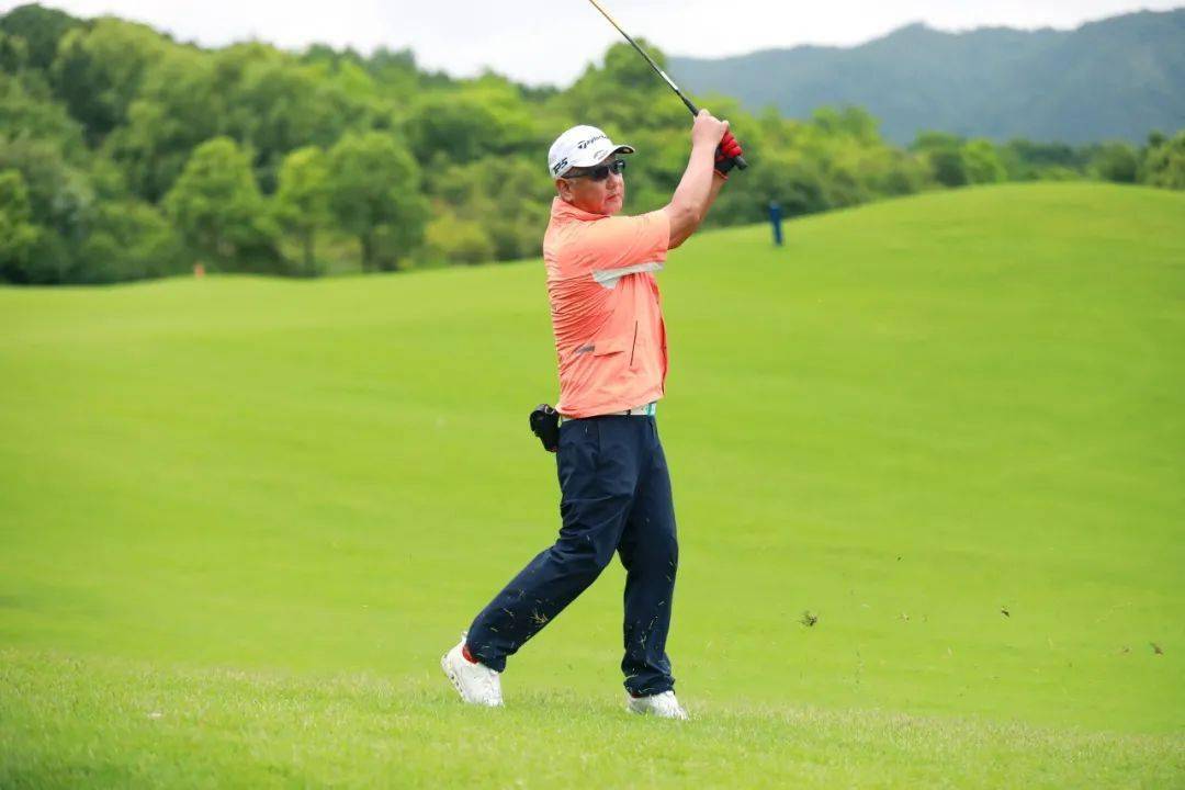 高尔夫选手在比赛中取得骄人成绩 高尔夫选手在比赛中取得骄人成绩