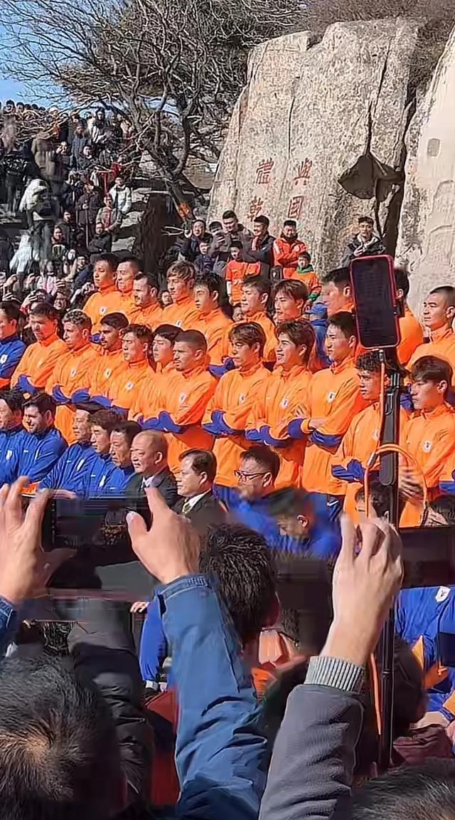 球员们在比赛中展现出了不畏惧对手的气魄 球员们在比赛中展现出了不畏惧对手的气魄