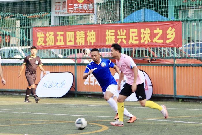 足球竞技带来无限乐趣观众尽情欢呼 足球竞技带来无限乐趣观众尽情欢呼