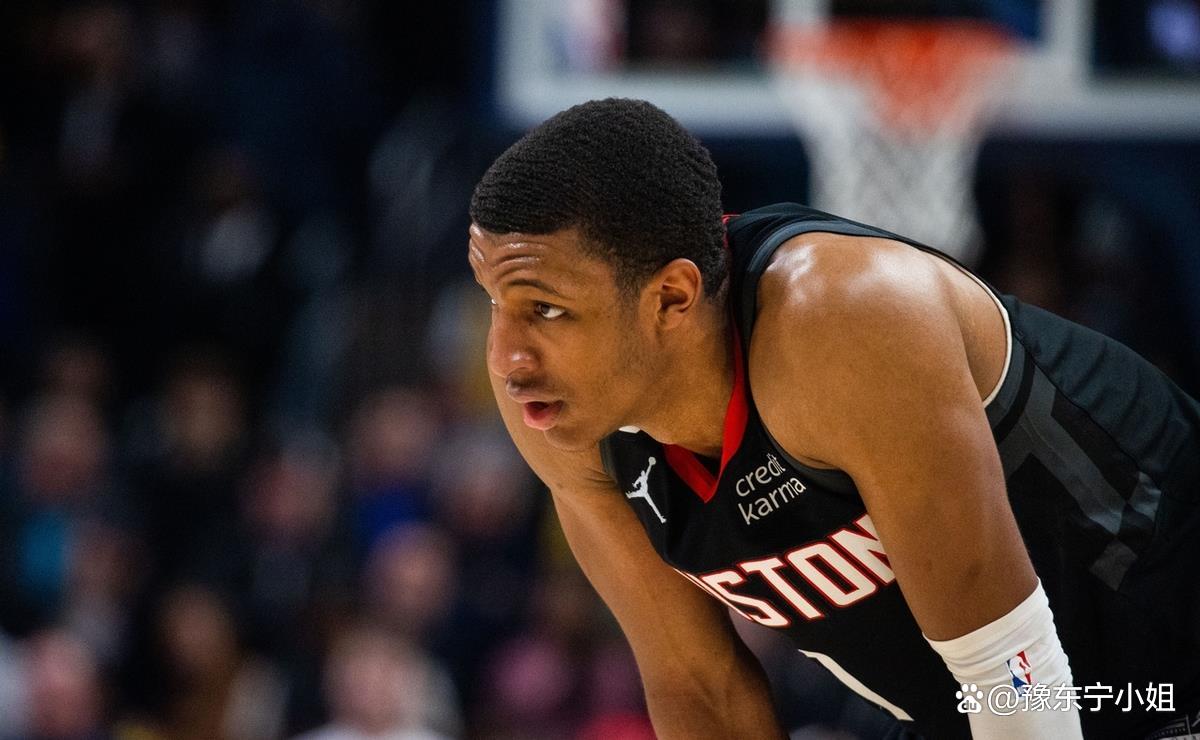 PG中国登录入口-比赛中球员鏖战时刻，展现出顶级运动员精神