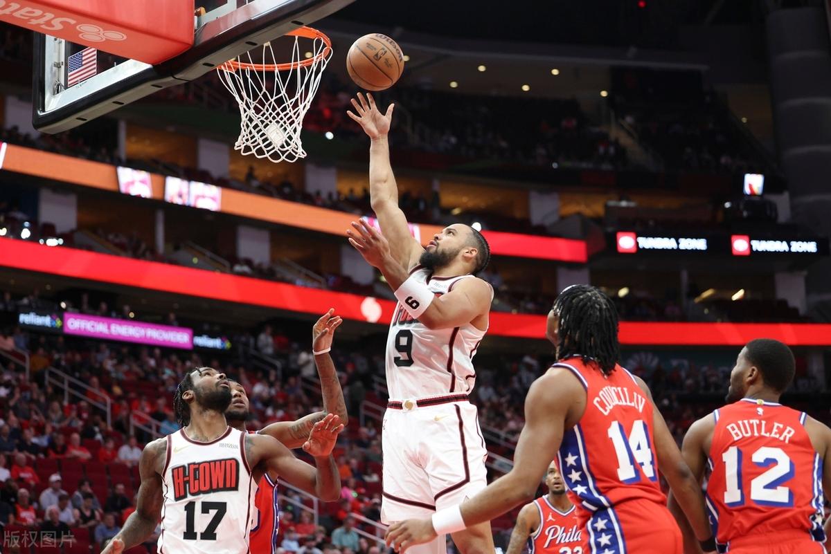 比赛中球员鏖战时刻，展现出顶级运动员精神