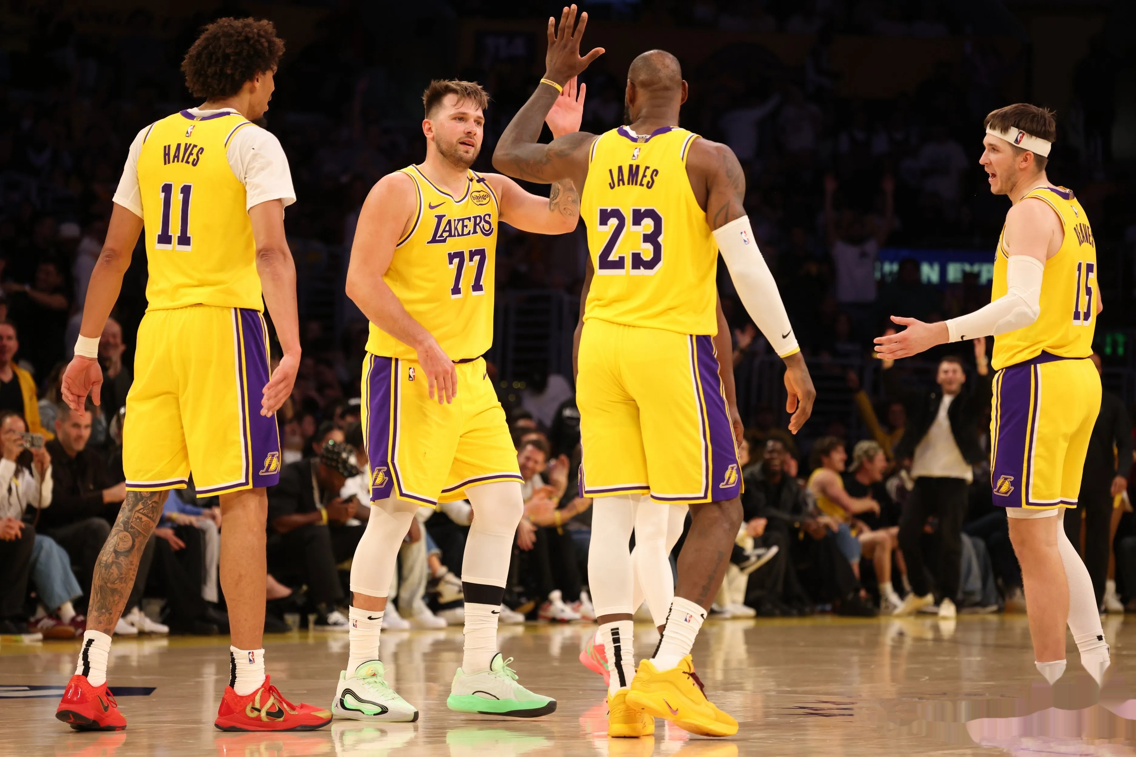 PG中国登录入口-猛龙队逆风翻盘战胜湖人保持胜利