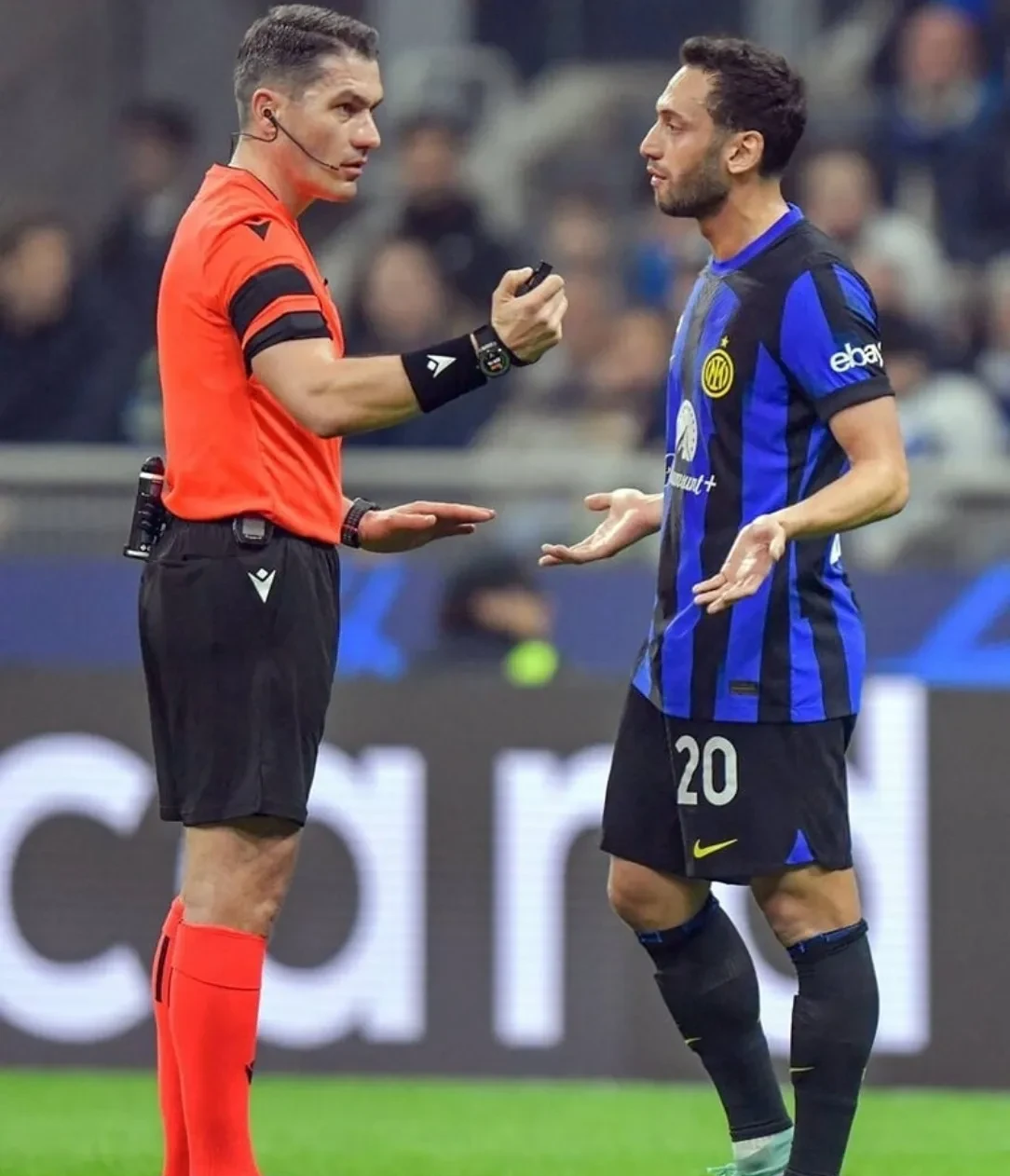 欧国杯比赛争议不断,裁判表现备受质疑 欧国杯比赛争议不断,裁判表现备受质疑