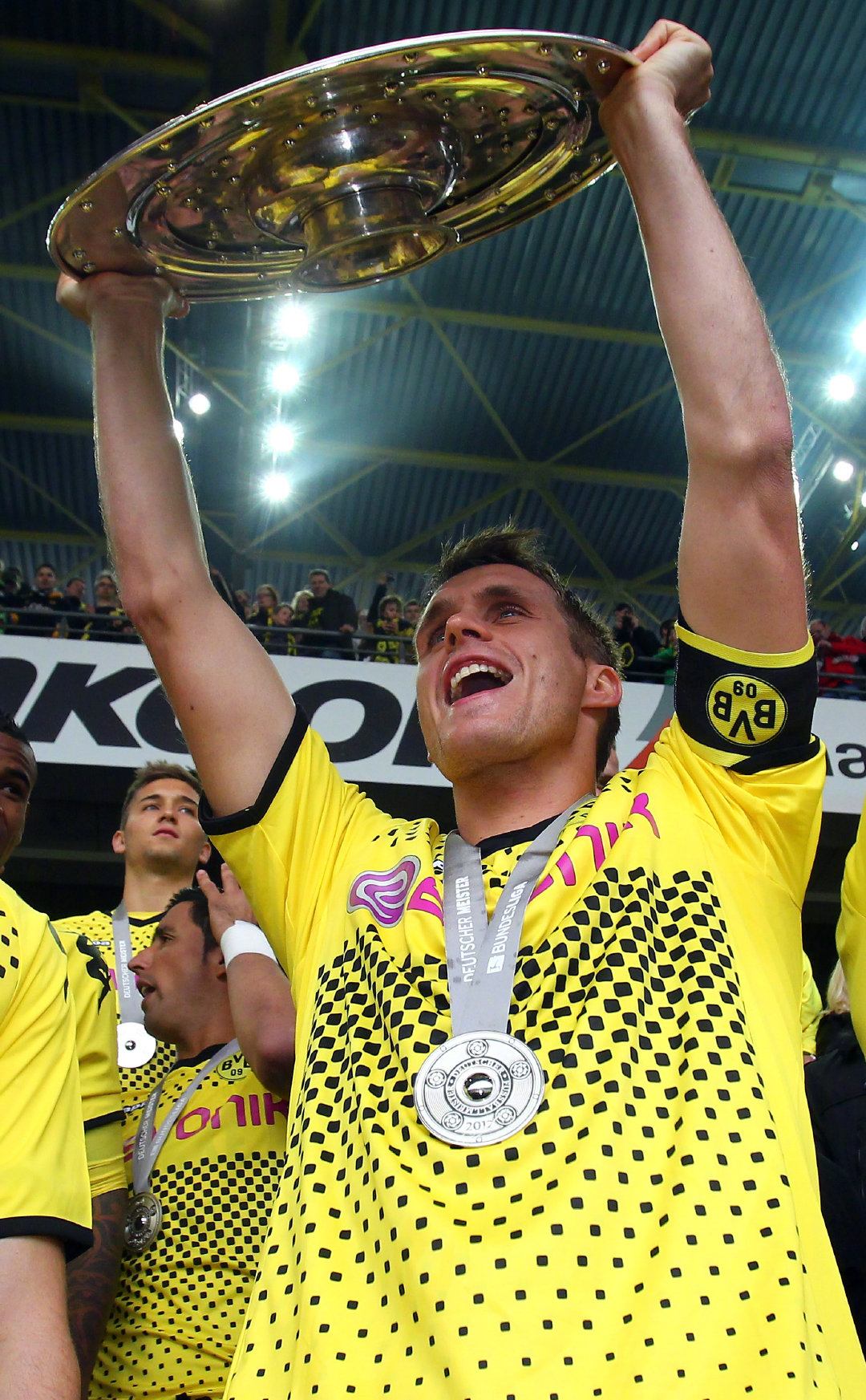 巴斯提防守稳固，构筑不败之墙