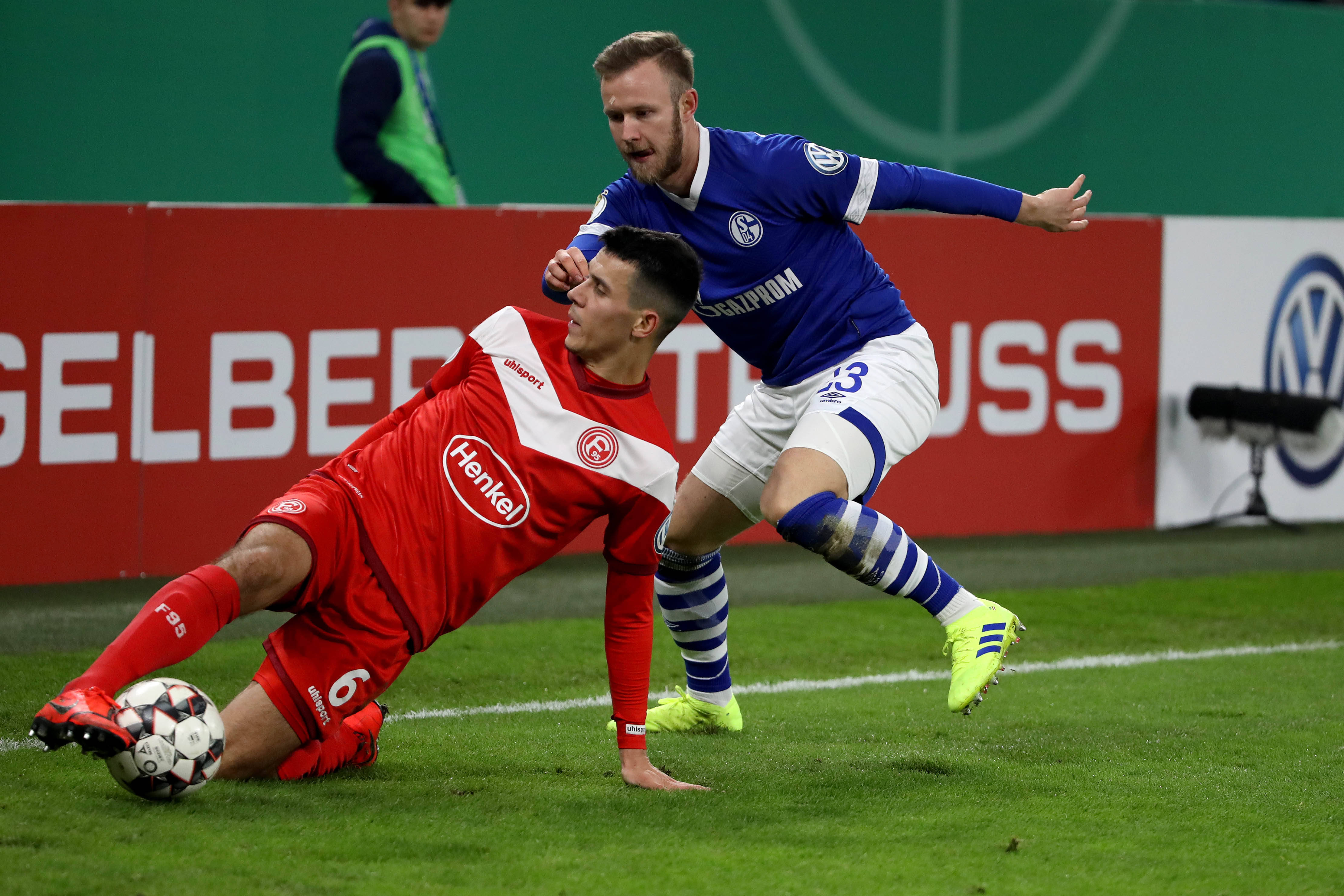 PG电子试玩官网-包含欧洲足球联赛激烈争夺，全力以赴的词条