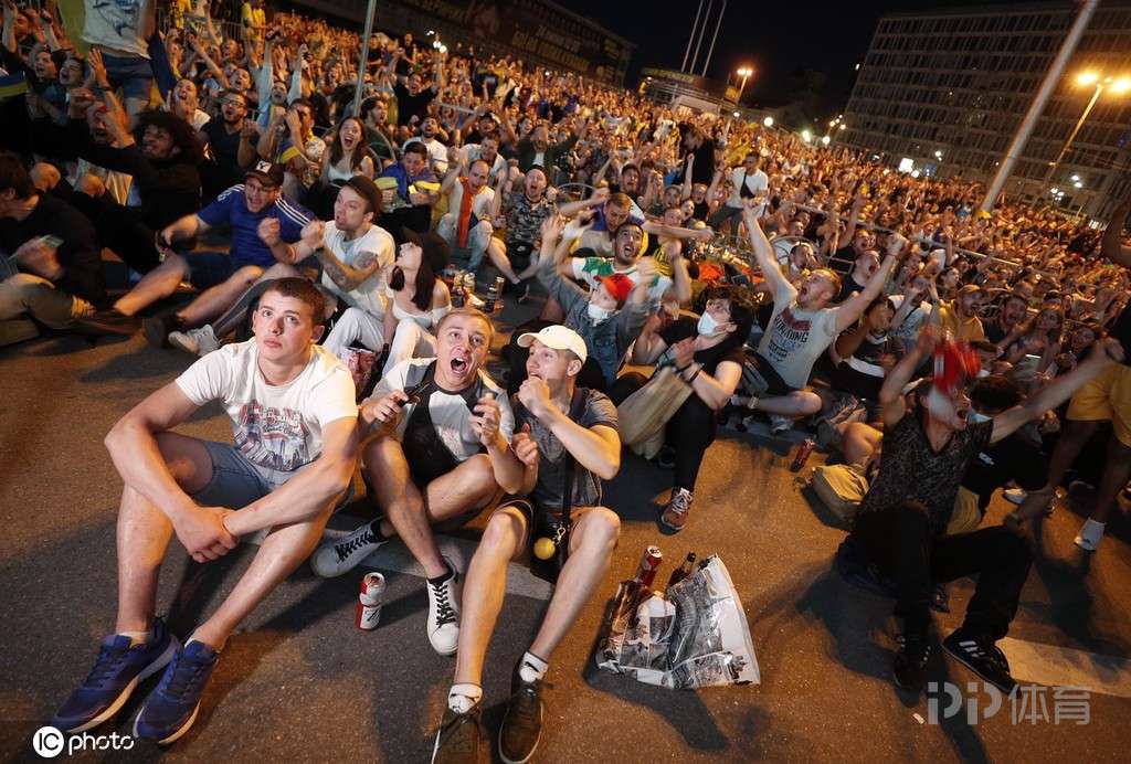 佛罗伦萨主场胜利，球迷欢呼雀跃