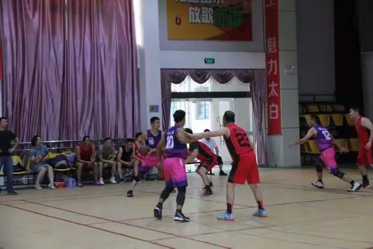 上海鹰队与对手在洲际球场上展开激烈角逐！