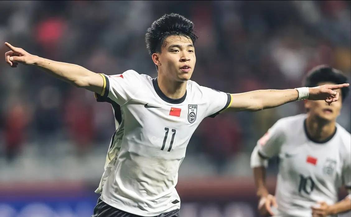 包含冠军之争激烈升温：强队对决精彩纷呈的词条