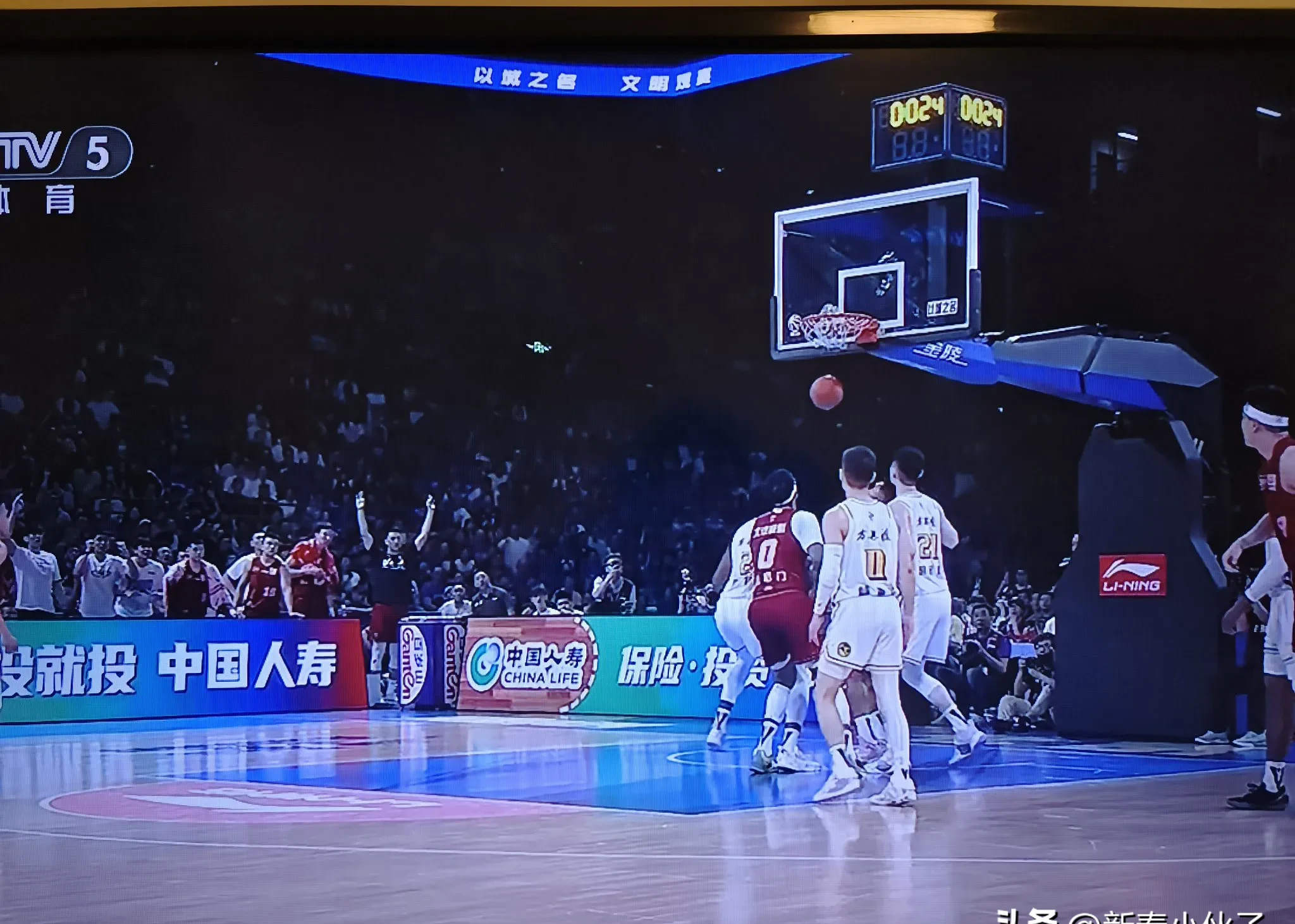 PG电子官网入口-篮球联赛中球队实力悬殊，局势一边倒