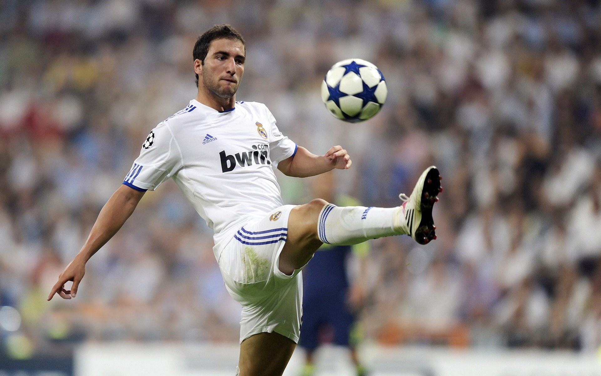 铁幕与闪电，当洪都拉斯铸就防守铁壁，伊萨克在欧冠点燃进攻闪电